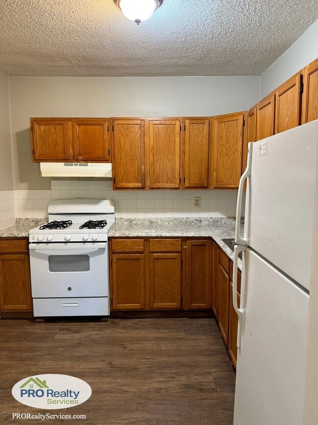 Building Photo - Updated 3 Bedroom House **Free November Rent with a November 2025 Move In**