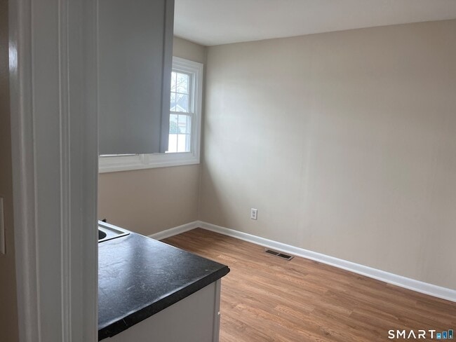 Building Photo - 246 Elm St