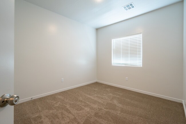 Building Photo - Beautiful Little Valley - 4 Bed 2 Bath home