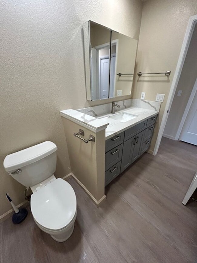 Building Photo - Beautiful Newly Remodeled 2 Bedroom 2 Bathroom Condo in SE Visalia!