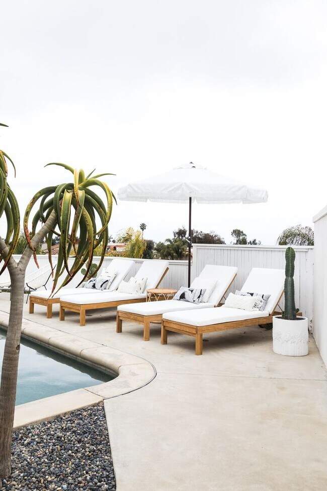 Building Photo - Great private location from this Fully ren...