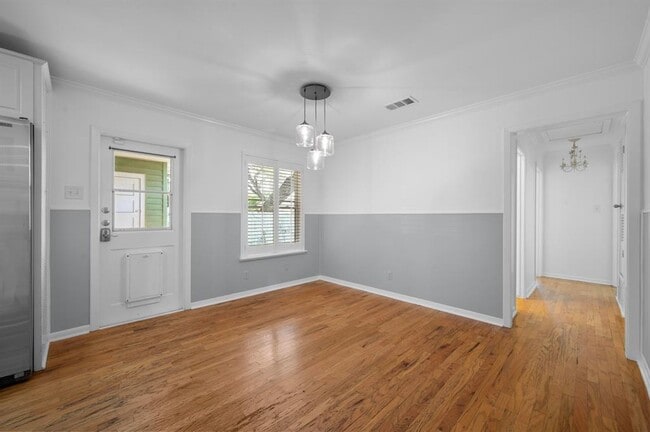 Building Photo - 3103 S Oak Dr
