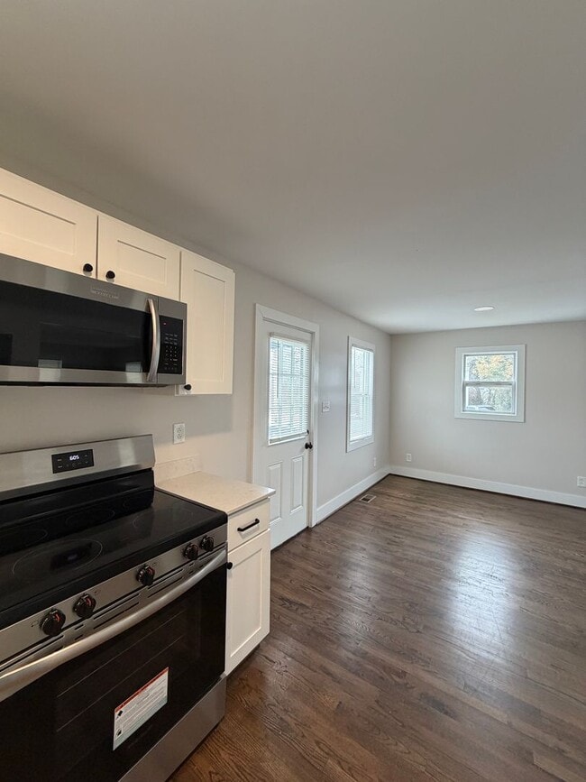 Building Photo - 2 Bed 1 Bath home with large backyard