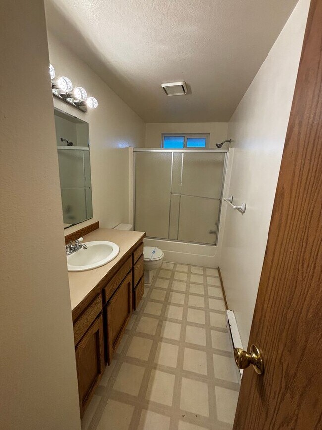 Building Photo - Bring the Dog! 3 bed 2 bath home located in Midtown Bend, close to parks, trails, and shopping,