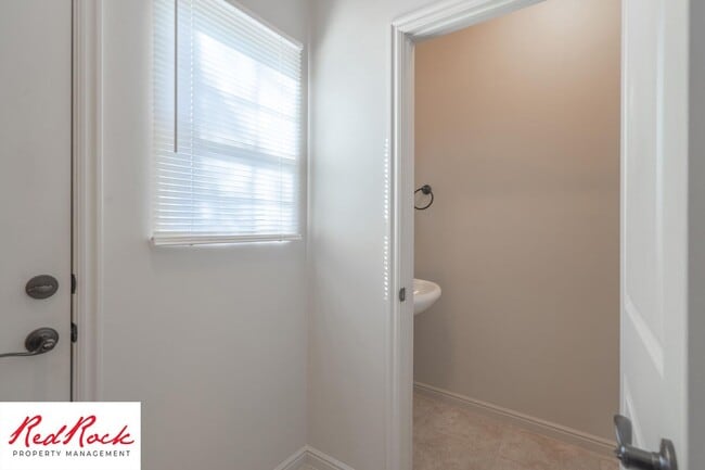 Building Photo - 3 Bedroom Townhome in Buena Vista Community
