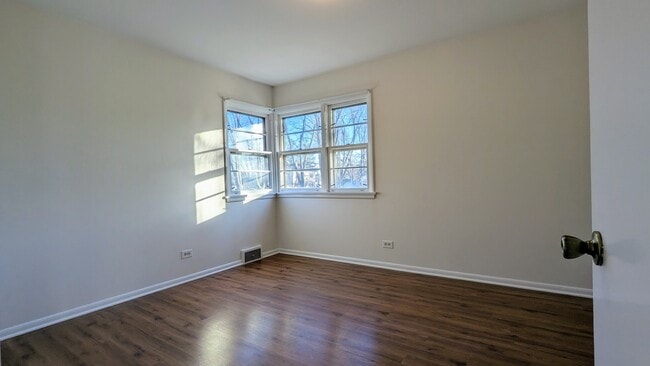 Building Photo - 917 S Summit St