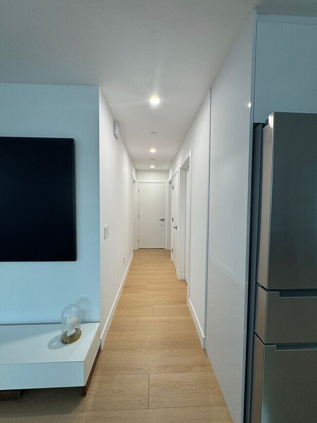 Building Photo - Spacious 1000 Sq. Ft. Single-Floor Back AD...