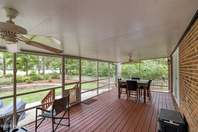 Building Photo - 327 Plantation Dr