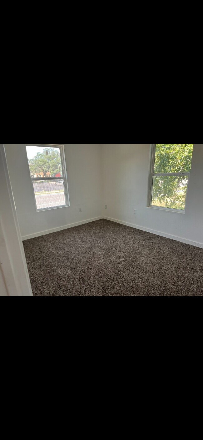 Building Photo - Two Bed/One Bath with Laundry Hook Ups