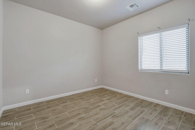 Building Photo - 6061 Cinnamon Pk St