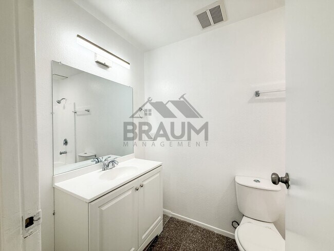 Building Photo - 221 W Elm Ave