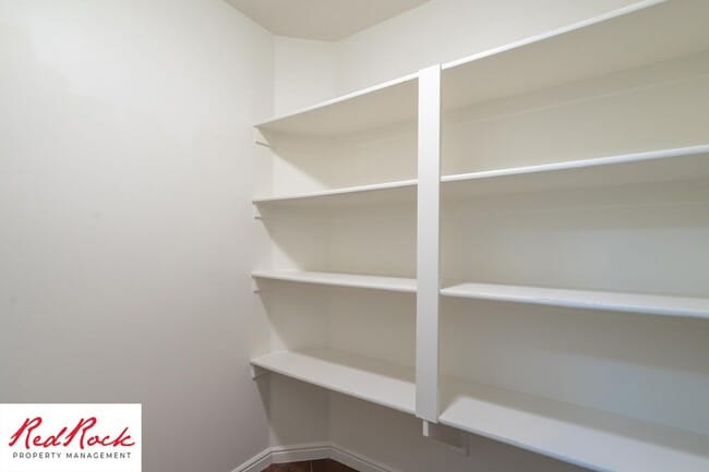 Building Photo - Charming 3 Bedroom Townhome with INTERNET INCLUDED & Dog-Friendly!