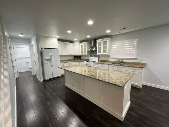 Building Photo - 4 bdrm 3 bth Home 2 Car Garage- Small Dog ...