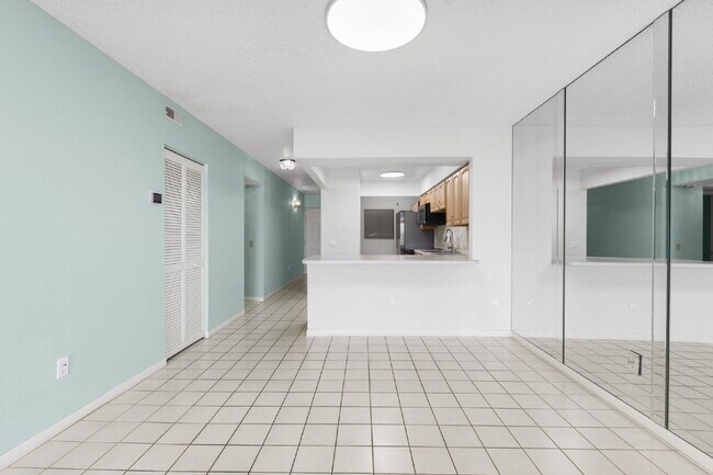 Building Photo - Condo For Rent on ST PETE BEACH!