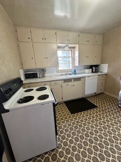 Building Photo - 965 NE C St