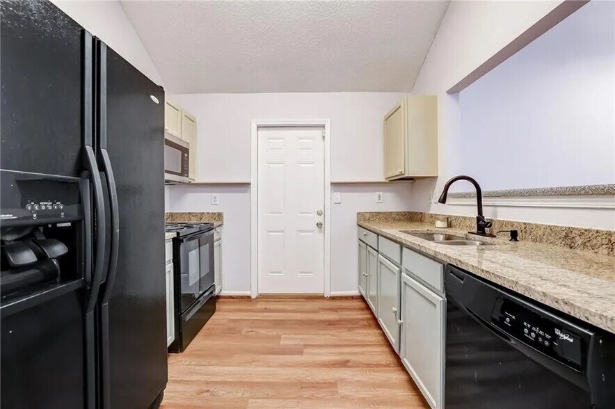 Building Photo - Room in House on Cypress Pointe Dr