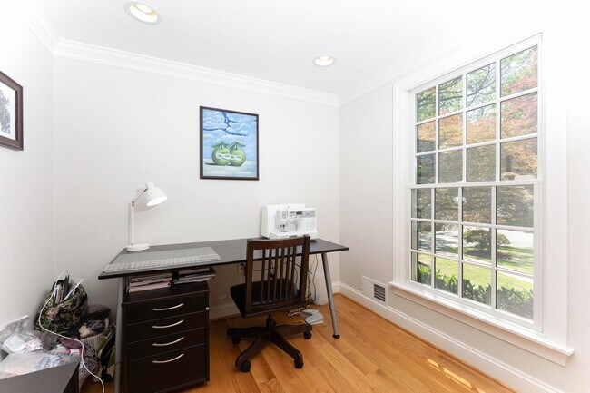 Building Photo - Luxurious Spacious and Bright , Gorgeous P...