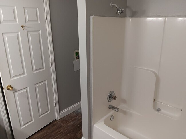 Building Photo - 4 Bed / 2 Full Bath House with Attached Garage — Brand-New Appliances - Built 2006