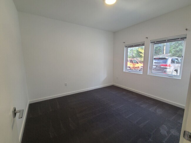 Building Photo - 1 BD with a Den/1 bath  Ground Floor Washe...