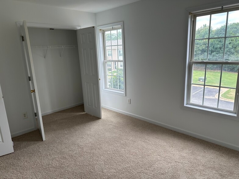 Building Photo - 40 Belhaven Dr