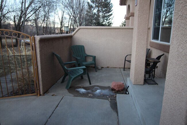 Building Photo - Beautiful 2bdrm 3 bath 2 car garage townhome