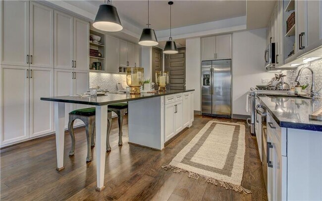 Building Photo - 2322 N Akard St