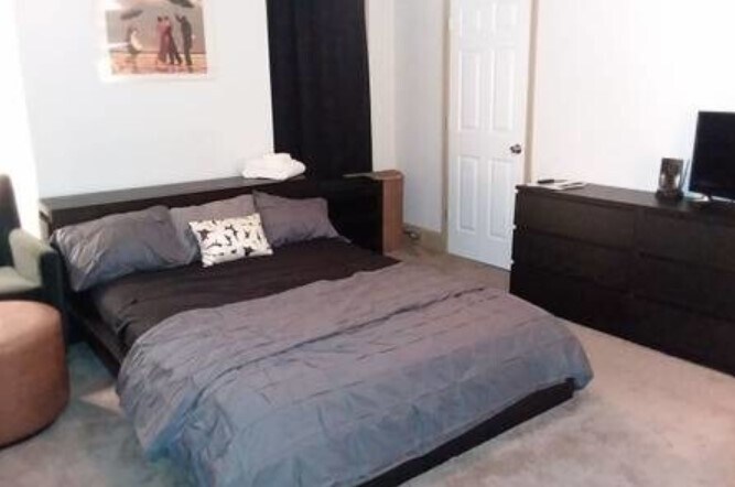 Spacious Master bedroom 1 - 2625 N Calvert St