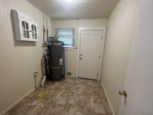 Building Photo - Adorable downtown Grass Valley Bungalow