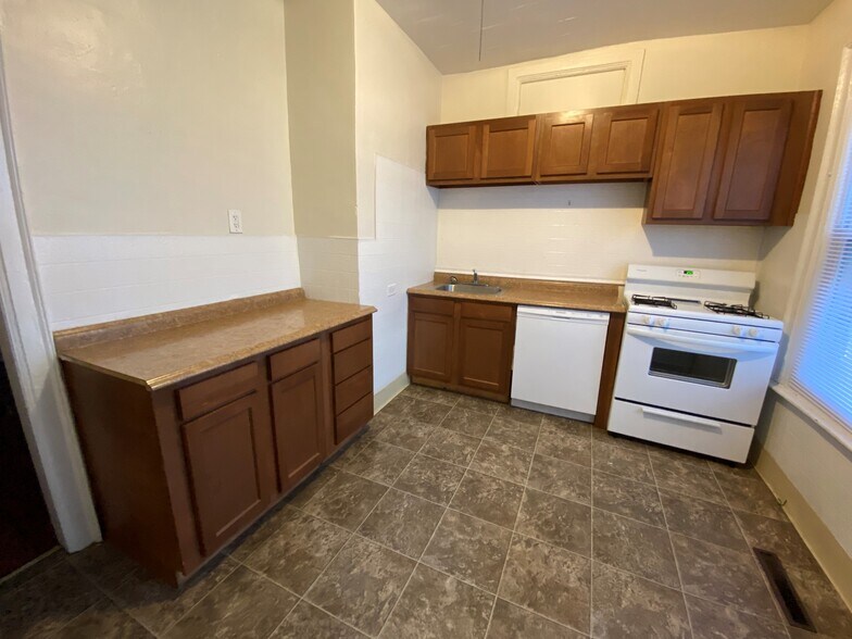 Building Photo - 576 Potomac Ave