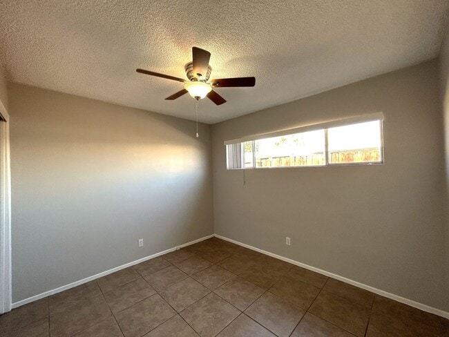 Building Photo - AVAILABLE NOW!! 2 Bedroom 1 Bath Apartment...