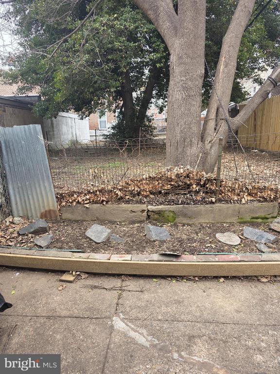 Building Photo - 1003 Maple St