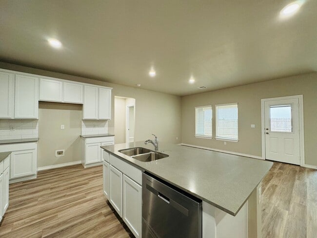 Building Photo - Deer Creek Schools + 4 Bedrooms + Newer Home in The Falling Springs Addition