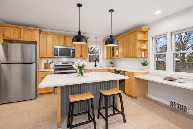 Building Photo - 5873 N Santa Monica Blvd