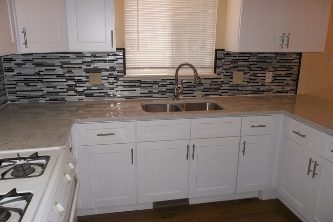 Building Photo - Lovely Traditional Home in the Heart of Fort Collins