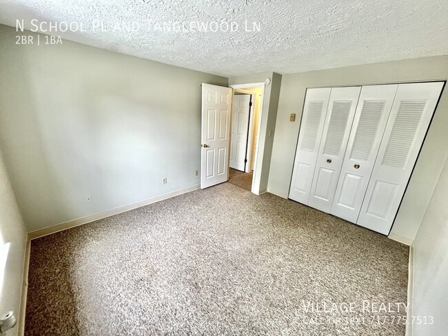 Building Photo - Top Floor! Roomy 2-Bed with A/C & Off-Stre...