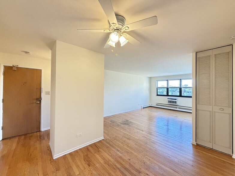 Building Photo - 675 W Wrightwood Ave