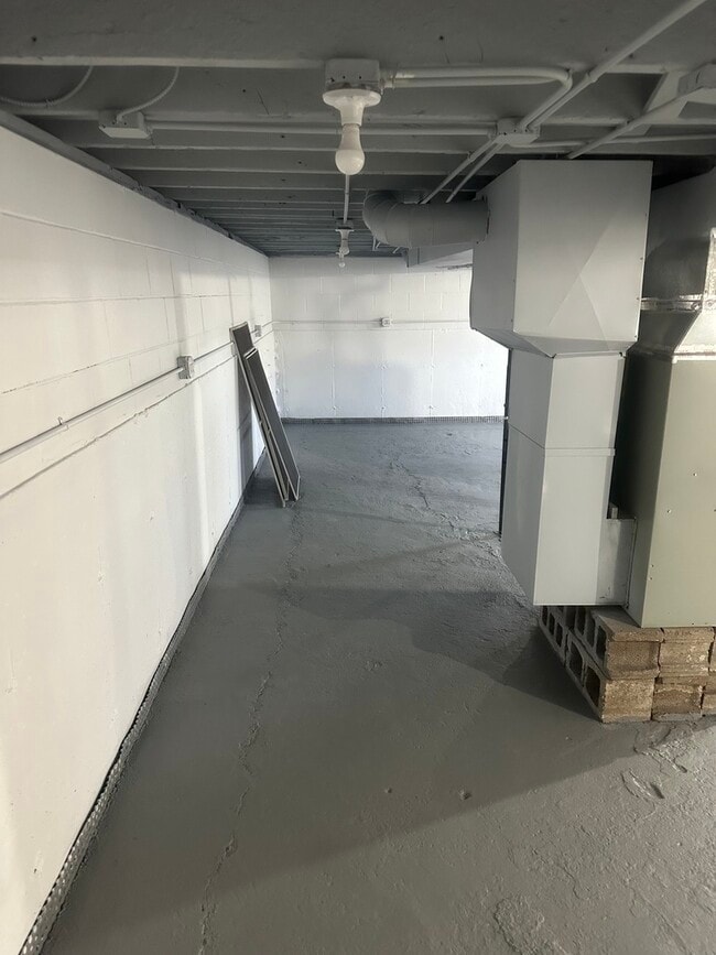 Building Photo - 410 Ivanhoe Rd