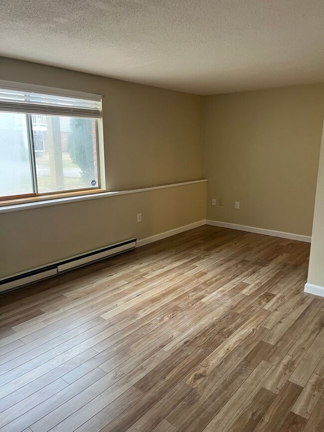 Building Photo - Bright & Sunny 2 Ba / 1 Ba Condominium