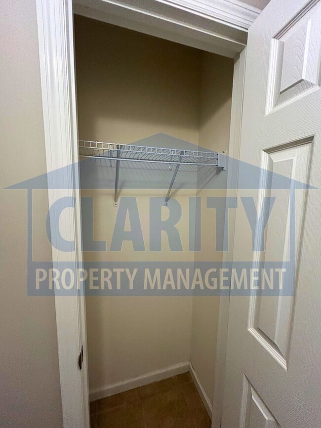 Building Photo - Single level, two bedroom townhome!