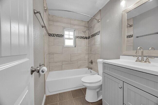 Building Photo - $2,225.00, 2-bed, 1-bath located in Denver.