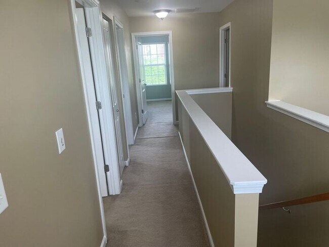 Building Photo - Large 3 Bedroom/2.5 Bath/Bonus/Florida Room