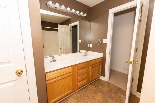 Building Photo - 104 Streamwood Dr