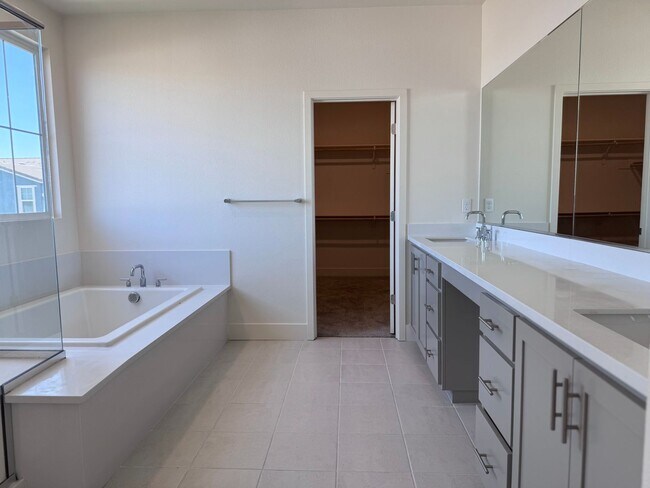 Building Photo - Stunning 4 Bedroom 3.5 Bath Home WITH SOLA...