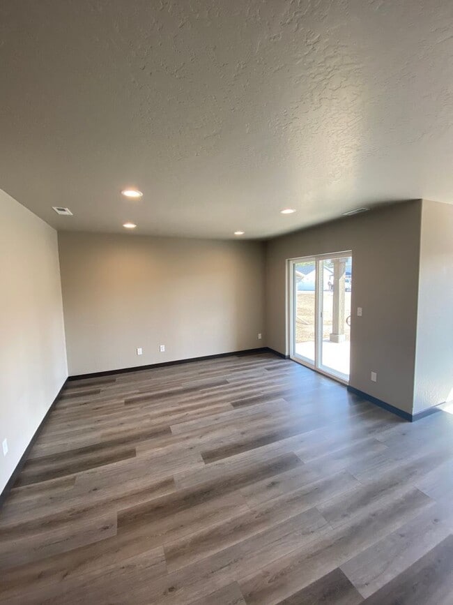 Building Photo - New home on 8th Avenue in Spirit Lake