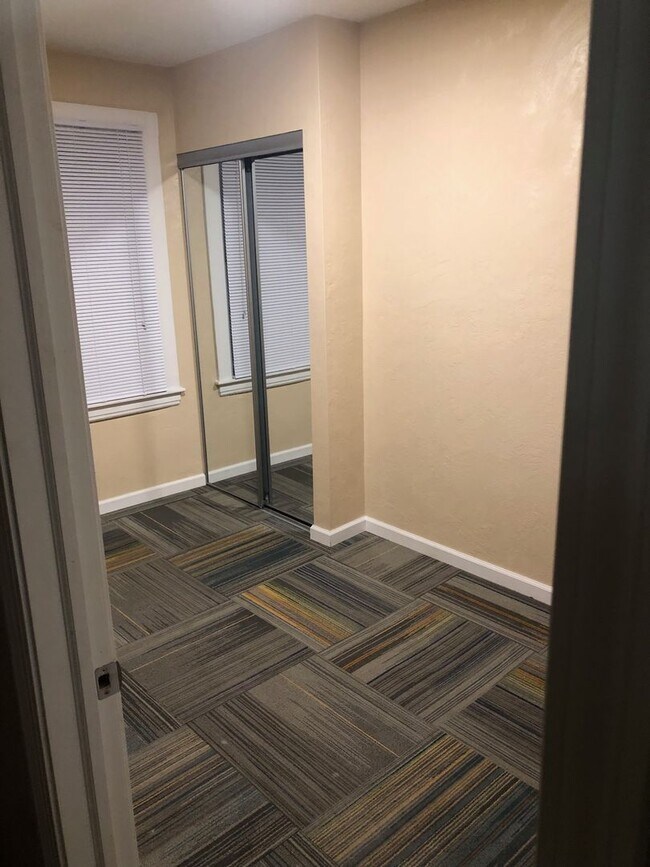 Building Photo - Brentwood 3 bedroom Duplex