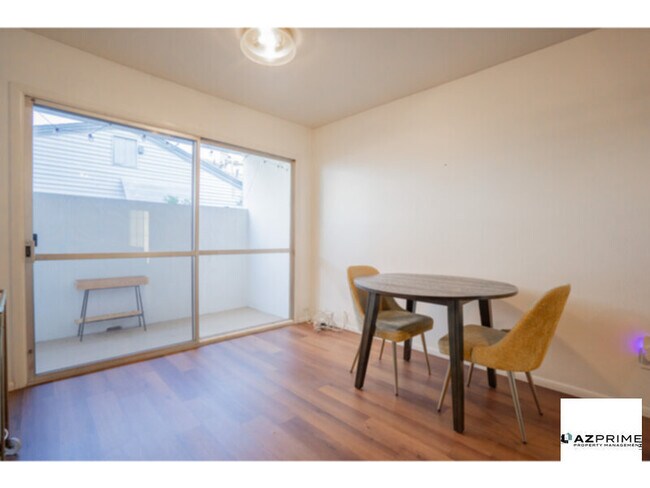 Building Photo - Discover this Lovely 1/1 Phoenix Condo!