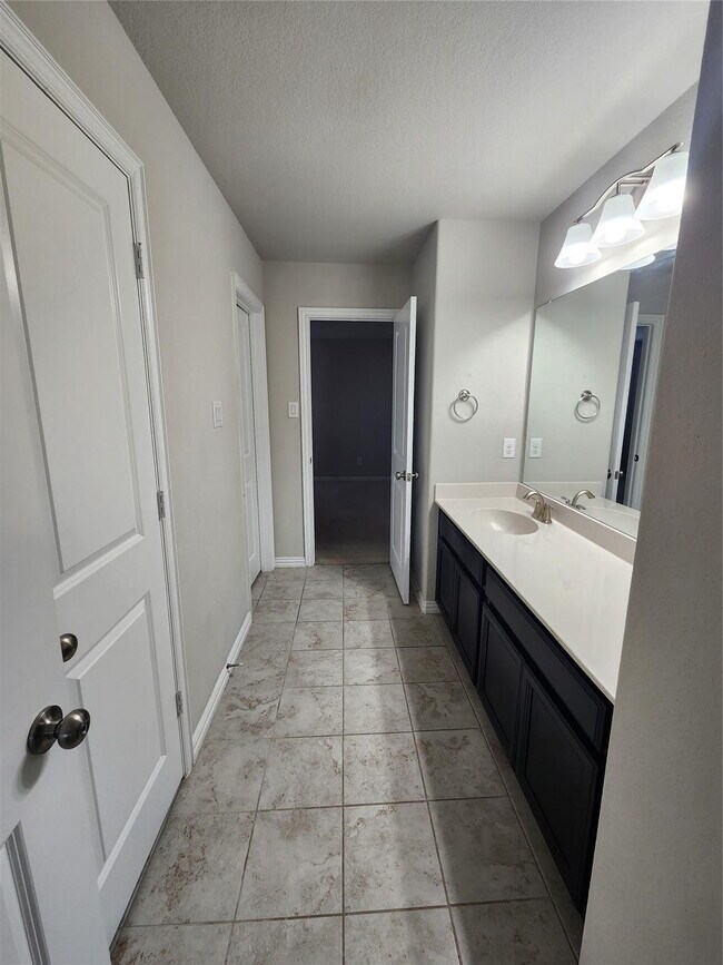 Building Photo - Spacious Home in Eagle Mountain-Saginaw