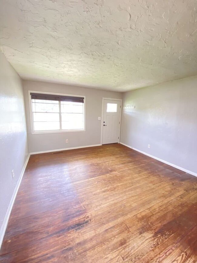 Building Photo - 3 Bed 1 Bath in the West Lawn Park Additio...