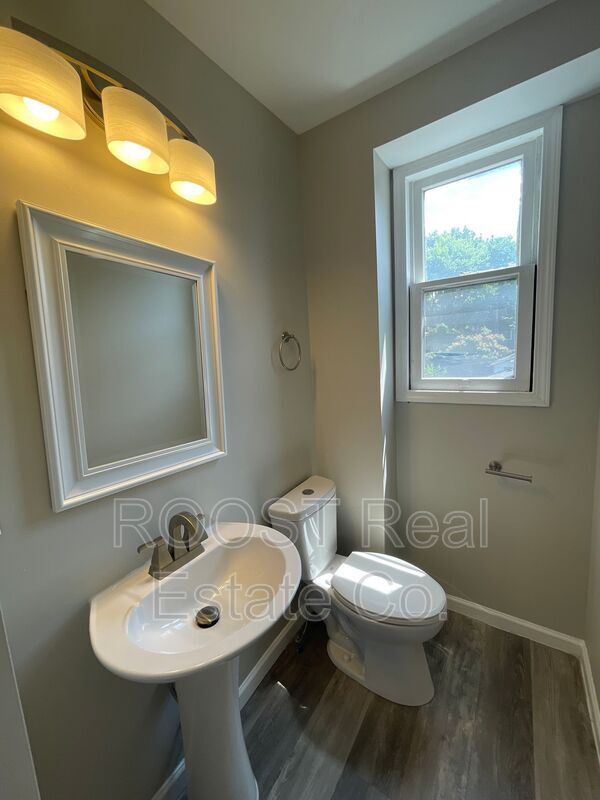 Building Photo - 482 E Markison Ave