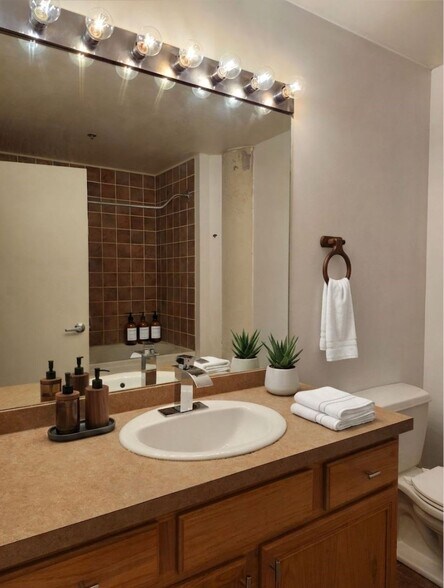 Building Photo - 1525 S Sangamon St